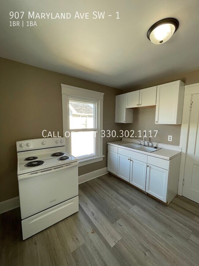 Building Photo - One bedroom one bathroom second level apar...