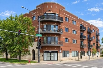Building Photo - 6005 N Kimball Ave