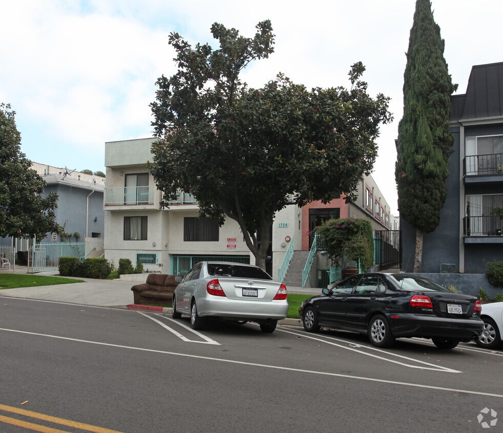 Foto del edificio - 1726 Winona Blvd