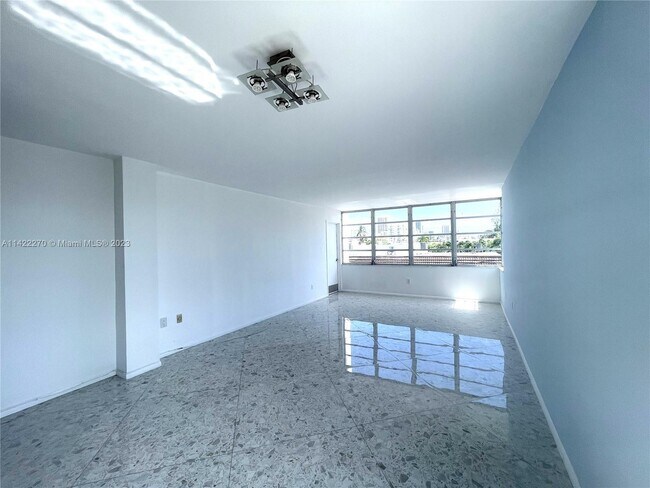 Foto del edificio - 8000 Harding Ave