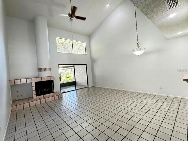 Building Photo - 497 Club Dr