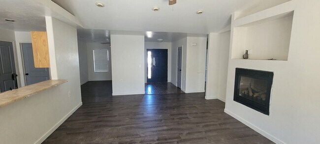 Building Photo - Charming home