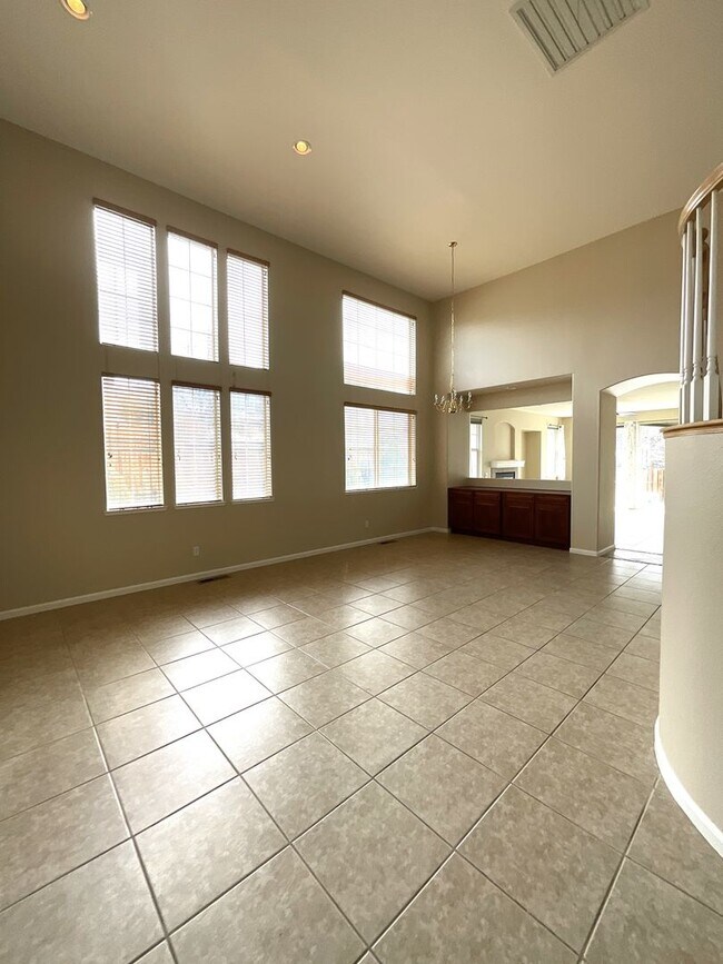 Building Photo - 2847 Falcon Ridge Dr