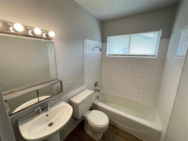 Foto del edificio - 5900 Glen Meadow Dr