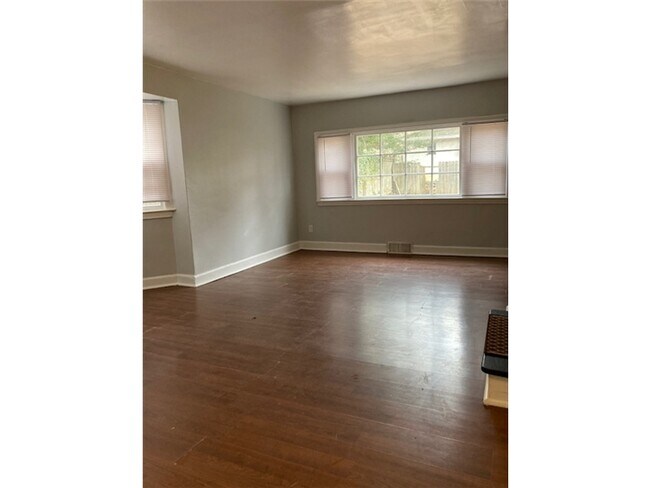 Building Photo - 23 N Pennewell Dr