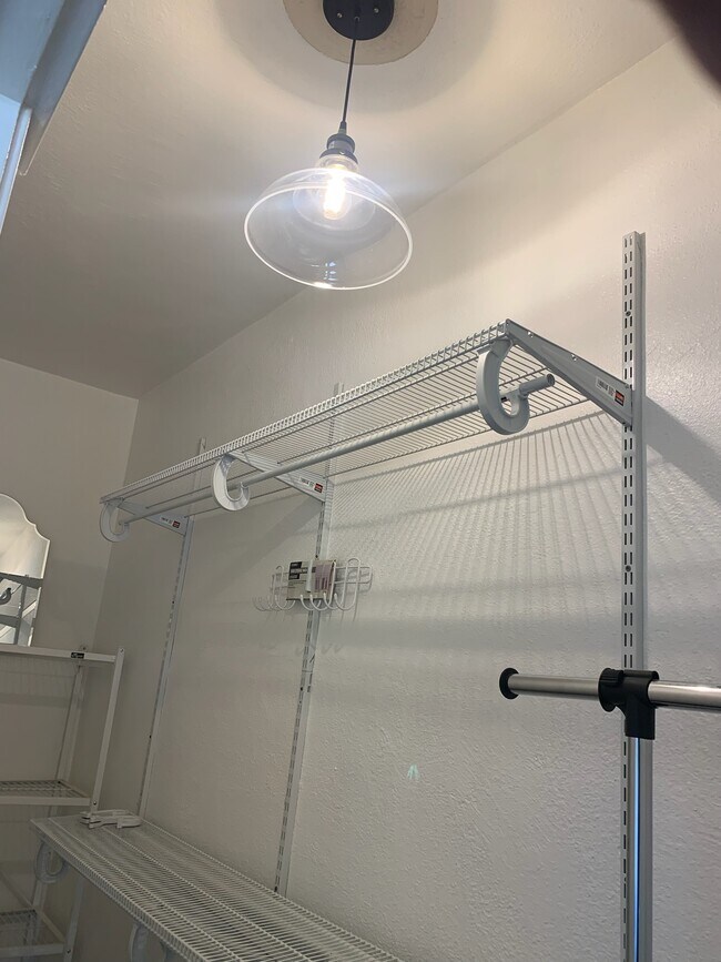 Vestidor - 1820 Echo Park Ave