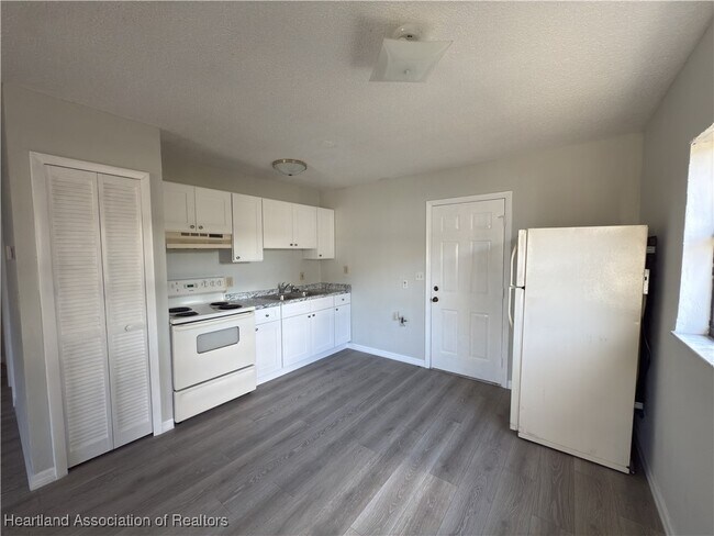 Building Photo - 451 Las Palmas Cir