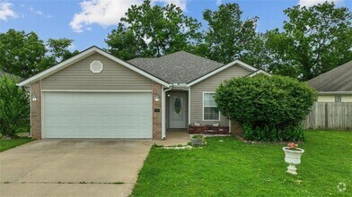 Building Photo - 905 SW Arrowhead Dr