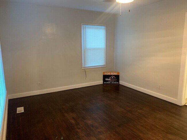 Building Photo - 3 bdrm 1 bath Home- Dog Friendly