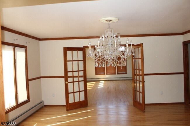 Building Photo - 5 New Castle Ct