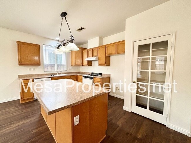 Foto del edificio - 12261 Luna Rd