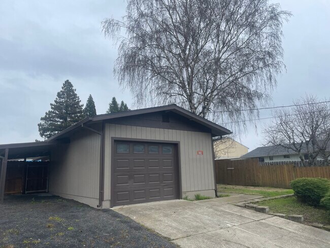 Building Photo - 220 Berglund St