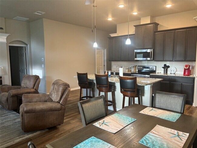 Foto del edificio - 7510 Loyd Neal Dr
