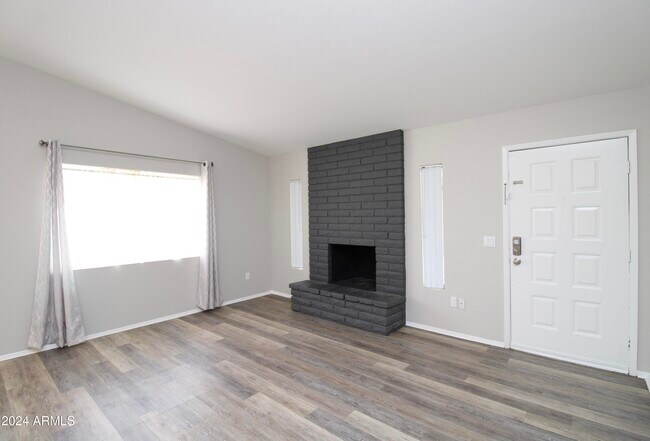 Building Photo - 808 W Malibu Dr
