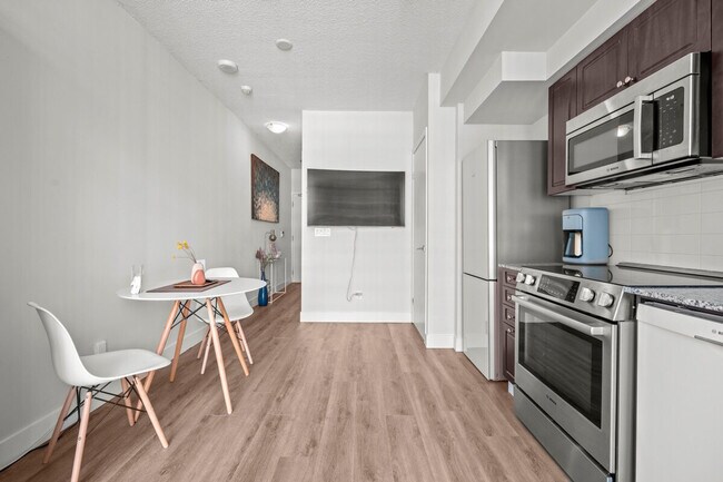 Building Photo - 211 Fort York Blvd