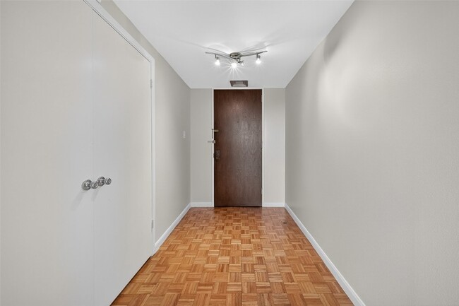 Building Photo - 5001 Woodway Dr