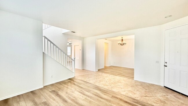 Foto del edificio - Beautifully Maintained & Spacious Two-Stor...