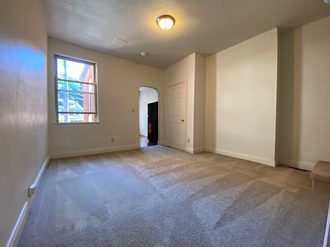 Foto del edificio - Spacious Two Bedroom Townhouse in Squirrel Hill! Fully Equipped Kitchen & W/D Included! Call Today
