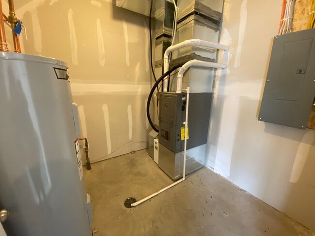 Building Photo - 3 bdrm/2 bath townhomes - MOVE IN READY!