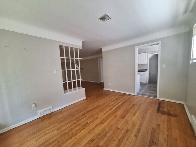 Foto del edificio - 14510 Greenview Rd