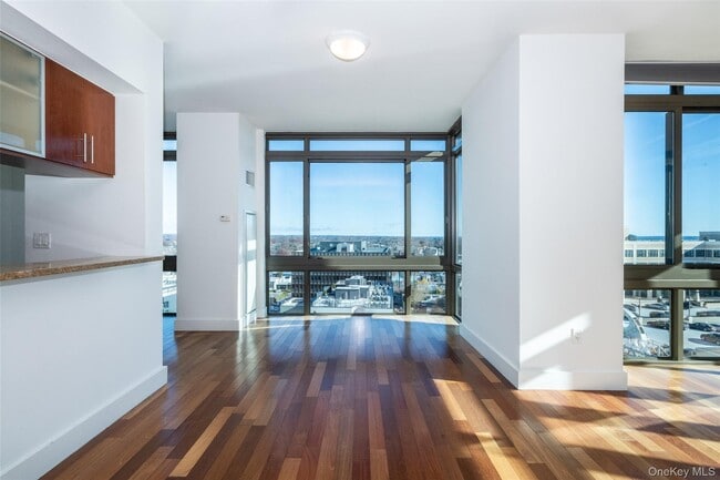 Building Photo - 175 Huguenot St