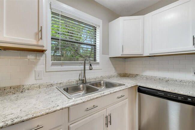Foto del edificio - 1518 Broadmoor Dr