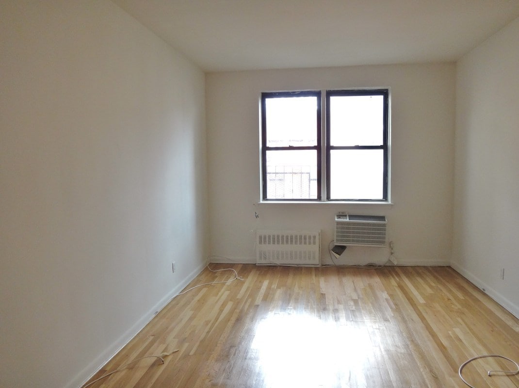Primary Photo - 325 E 84th St