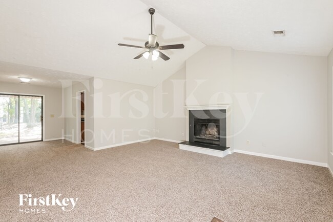 Foto del edificio - 484 Rhett Dr