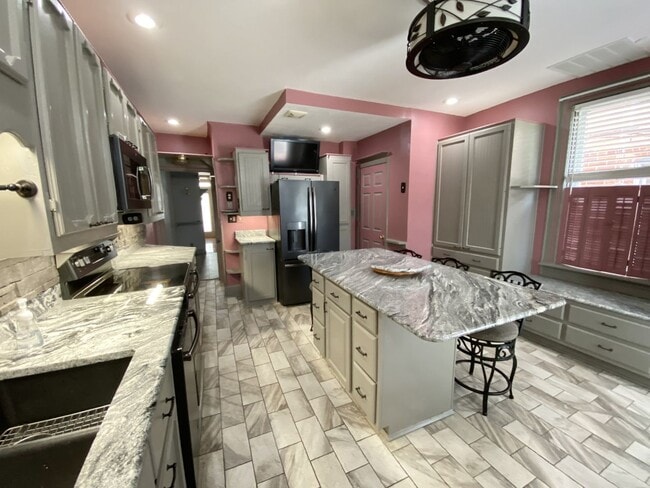 Building Photo - 3 Bedroom 1.5 Bath Private Home Must See K...