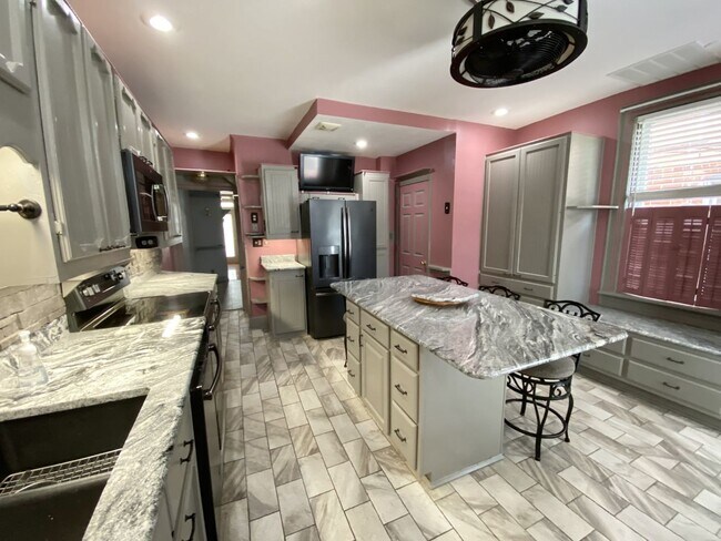 Foto del edificio - 644-646 N. Mulberry Street