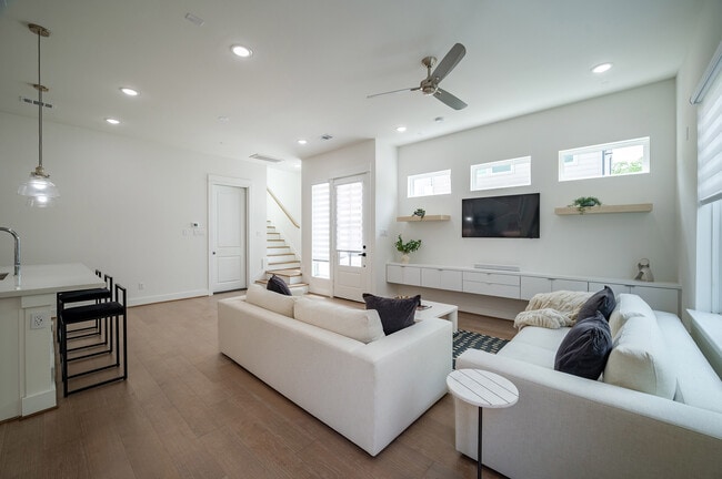Building Photo - 316 Cyclamen St