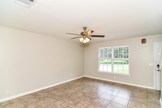 Building Photo - 145 Lyndhurst Dr