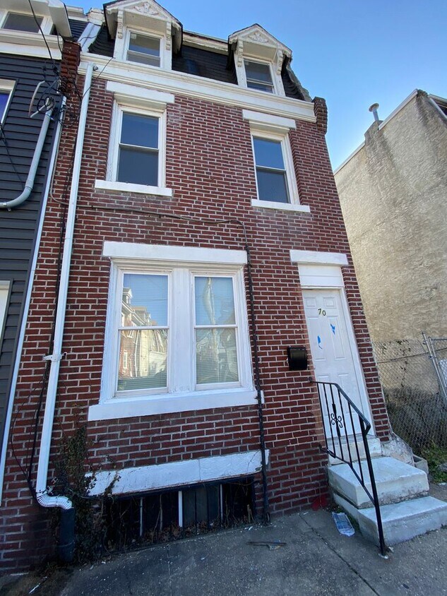Primary Photo - Spacious Home On Fantastic Block In German...