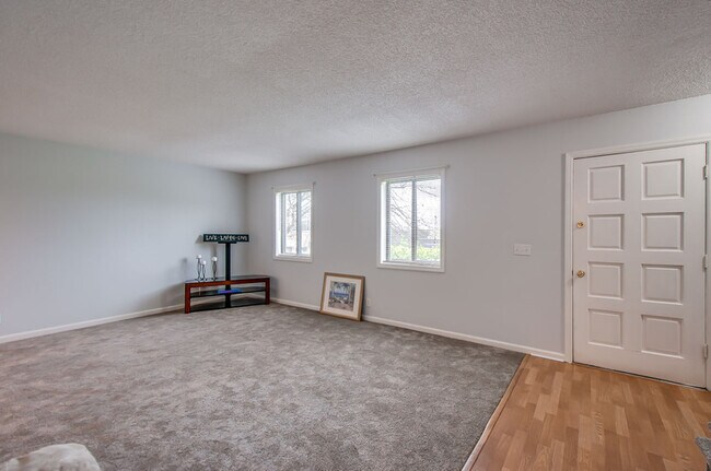 Building Photo - 204 Lake Chateau Dr