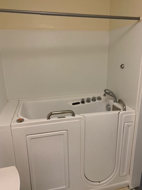 Walk-in Tub - 9592 Salisbury Ln