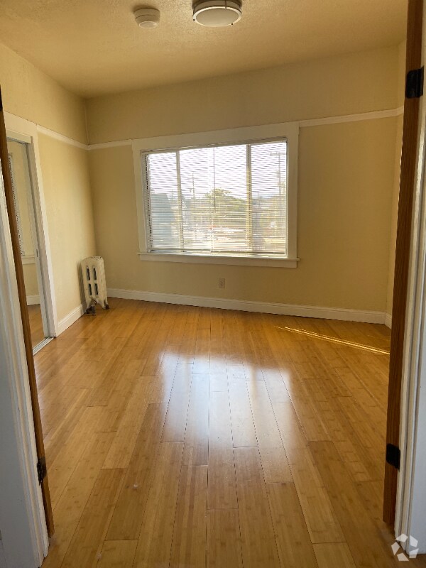 Peralta Hacienda Apartments for Rent with Hardwood Floors Oakland, CA
