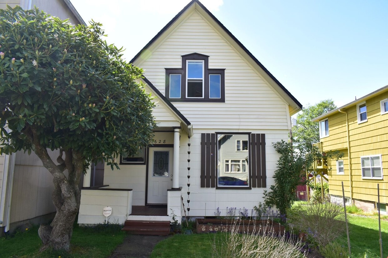 Primary Photo - Charming 2 Bedroom 1 Bath 2 story Home in ...