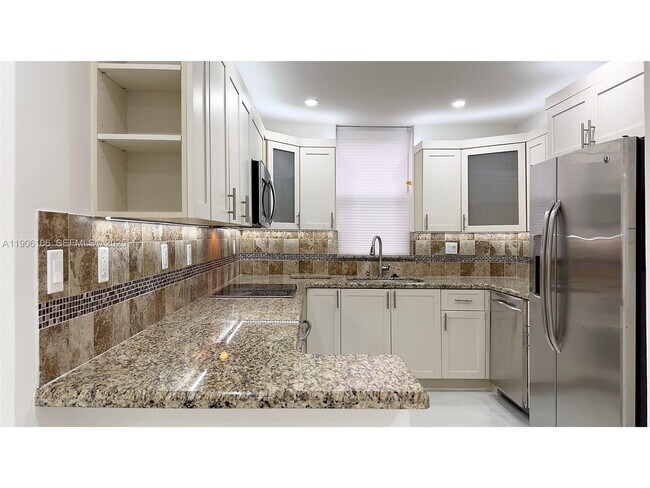 Foto del edificio - 18181 NE 31st Ct