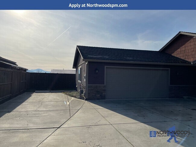 Foto del edificio - Beautiful 1942 Sq. Ft. 3 Bedroom 2 Bathroo...