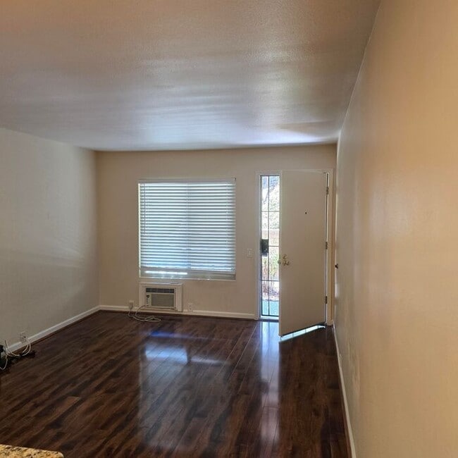 Building Photo - Welcome to this charming 1-bedroom, 1-bath...