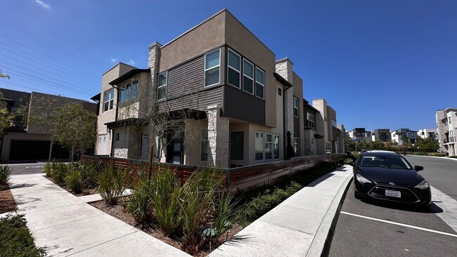 Foto del edificio - Gorgeous brand new townhome in 3Roots! End...