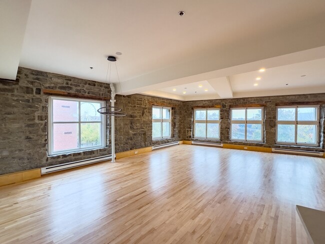 Building Photo - 36 Rue Saint-Paul E