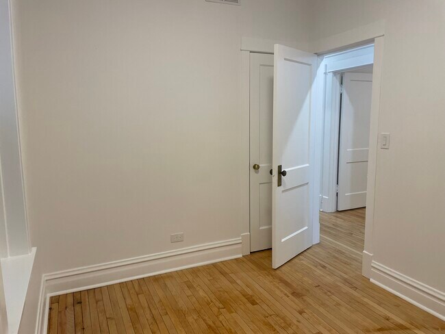 Building Photo - 4430 N Maplewood Ave