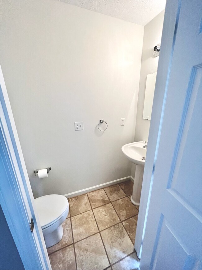 Baño de polvo en la sala de estar principal - 12 Sunridge Dr