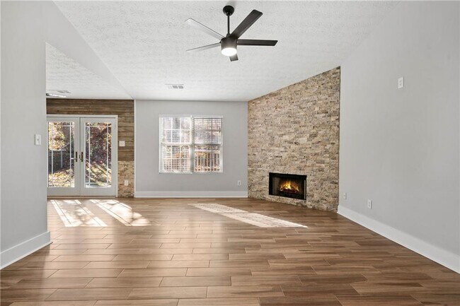 Foto del edificio - 1245 Hillcrest Glenn Cir