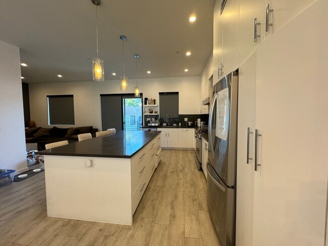 Building Photo - Five Bedroom/Four Bathroom Luxury House in Koreatown