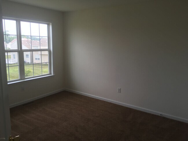 Building Photo - Room for a large family!