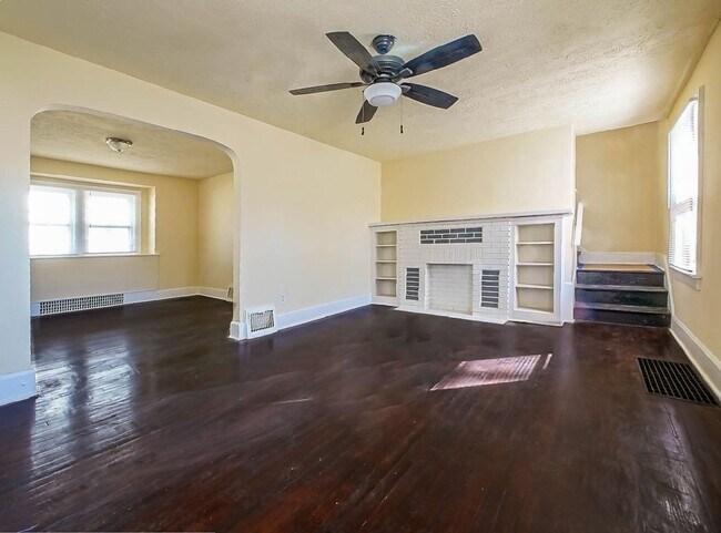 Building Photo - GREAT HOUSE ON BEAUTIFUL STREET GOODYEAR HEIGHTS