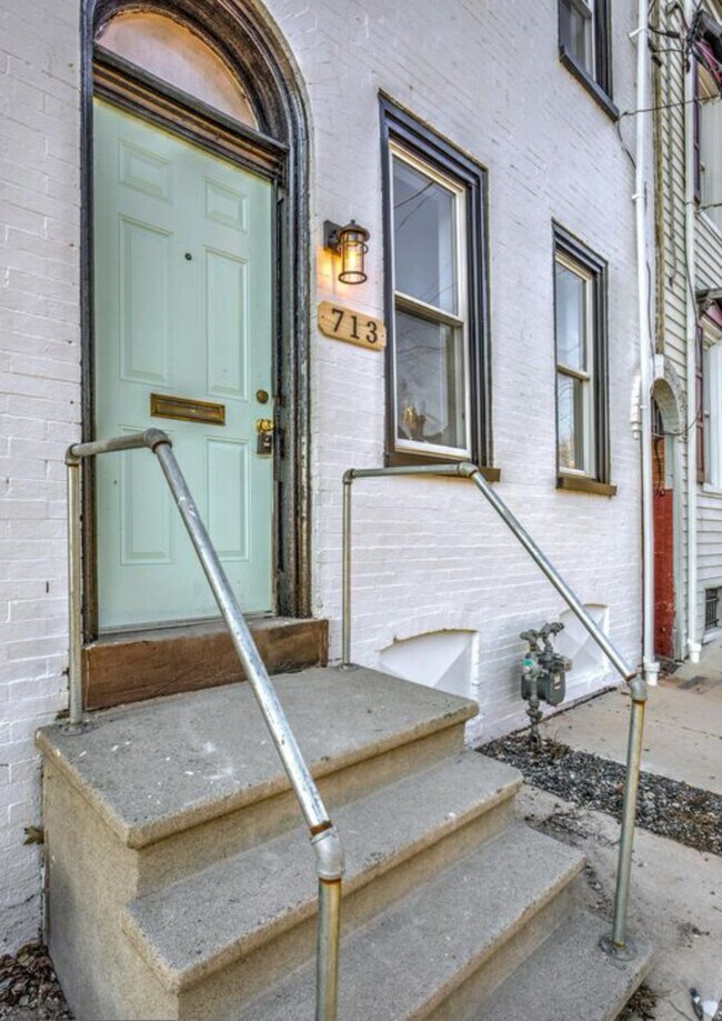 Building Photo - 713 Walnut St
