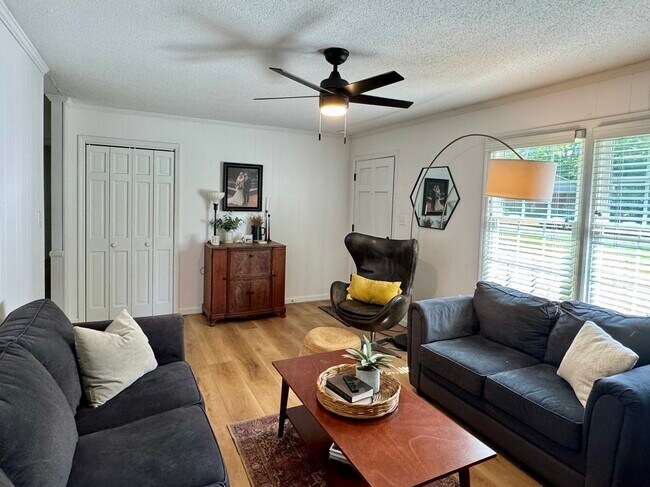 Foto del edificio - 213 Westwind Rd